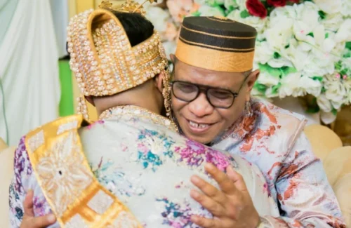 Ayah Mahasiswa PNJ Nangis Minta Maaf di Kampus, Aksi Bersujud Tuai Simpati