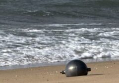 Misteri Bola Logam Raksasa Mengapung di Pantai Australia, Warga Geger