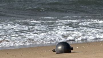 Misteri Bola Logam Raksasa Mengapung di Pantai Australia, Warga Geger