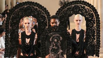 Terinspirasi Candi Kuno, Gaun Couture Rahul Mishra 'Hidup'kan Ukiran Ribuan Tahun