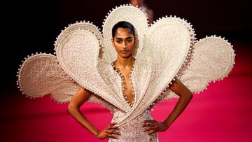 Duka Jadi Inspirasi: Manish Malhotra Ciptakan Sejarah di Panggung Couture Paris