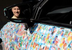 Kreativitas Tanpa Batas: Sedan Tua Berubah Jadi "Album Panini" Raksasa Sambut Piala Dunia 2026