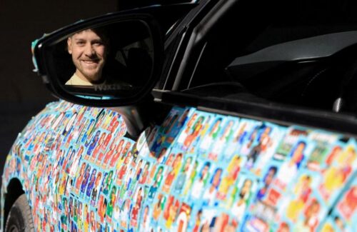 Kreativitas Tanpa Batas: Sedan Tua Berubah Jadi "Album Panini" Raksasa Sambut Piala Dunia 2026