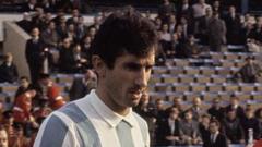 Dunia Sepak Bola Berduka: Antonio Rattin, Legenda Argentina yang Mengubah Sejarah Kartu Wasit, Tutup Usia di 89 Tahun