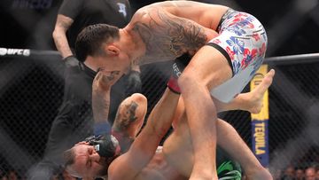 Dramatis! Holloway Raih Kemenangan TKO atas McGregor di UFC 329, Sang Petarung Tersandung Cedera Lutut