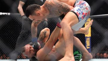 Momen Pahit McGregor: Terkapar TKO Lawan Holloway di UFC 329, Cedera Jadi Saksi
