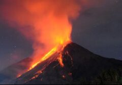 Fenomena Dramatis di Langit Sitaro: Gunung Karangetang Luncurkan Lava Pijar 400 Meter