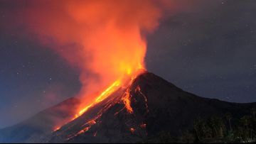 Fenomena Dramatis di Langit Sitaro: Gunung Karangetang Luncurkan Lava Pijar 400 Meter