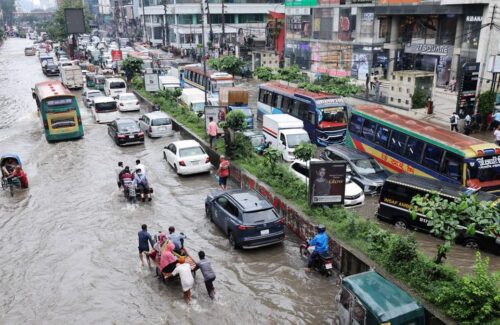 Banjir Bandang Landa Dhaka: Jutaan Jiwa Terjebak, Ratusan Nyawa Melayang