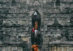 Dian Sastro Hadir di Perayaan Waisak Borobudur: Ungkapan Cinta untuk Ayah dan Simbol Toleransi Bangsa
