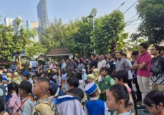 Momen Langka: Ayah di Surabaya Tinggalkan Kantor Demi Antar Sang Buah Hati di Hari Pertama Sekolah