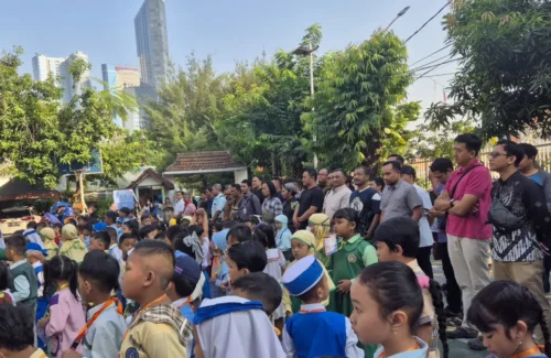 Momen Langka: Ayah di Surabaya Tinggalkan Kantor Demi Antar Sang Buah Hati di Hari Pertama Sekolah