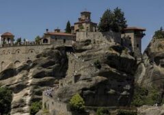 Pesona Biara Meteora di Atas Awan: Surga Dunia yang Diburu Pelancong