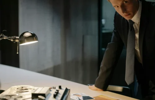 Bob Odenkirk Ungkap Sisi Gelap Kota "Normal" dalam Thriller Penuh Intrik Pejabat