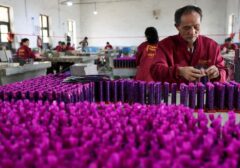 Gelombang PHK Melanda China: Jutaan Profesional Terpaksa Banting Stir Jadi Kurir