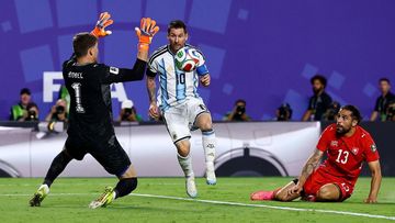 Momen Menggemaskan: Bocah Maskot 'Nembak' Messi di Tengah Sengitnya Laga Piala Dunia 2026
