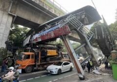 Detik-detik JPO Tendean Terancam Ambruk Akibat Serudukan Truk Tronton, Arus Lalu Lintas Lumpuh Total