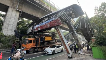 Detik-detik JPO Tendean Terancam Ambruk Akibat Serudukan Truk Tronton, Arus Lalu Lintas Lumpuh Total