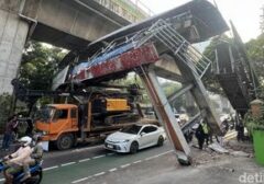 Truk Alat Berat Nyangkut di JPO Tendean, Jakarta Selatan Lumpuhkan Arus Lalu Lintas: Cari Jalur Ini!
