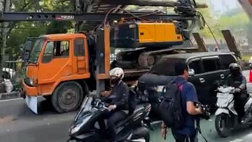 Detik-detik Mencekam: Truk Crane Hantam JPO Tendean, Nyaris Berakibat Fatal