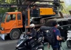 Terungkap! Detik-detik Sopir Truk Alat Berat Alami 'Momen Lupa Diri' Hingga Nyangkut di JPO Tendean