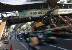 TRAGEDI JPO TENDEAN: Muatan Alat Berat Hantam Jembatan, Nyaris Runtuh di Jaksel