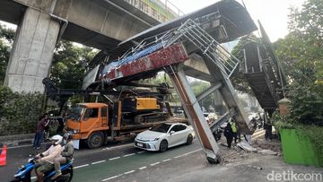 Kejadian Langka: Truk Alat Berat Nyaris Robohkan JPO Tendean, Sopir Terbuai Peta Digital