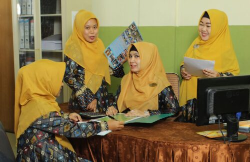 Mengkaji Ulang Indikator Kemiskinan BPS: Perlukah Menjadi Acuan Tunggal Bansos?