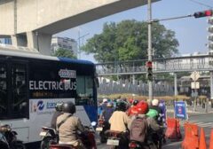 Gatot Subroto Macet Total! JPO Nyaris Ambruk, Arus Lalu Lintas Dialihkan ke Mampang Prapatan