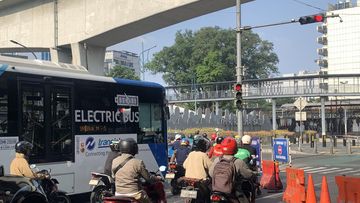 Gatot Subroto Macet Total! JPO Nyaris Ambruk, Arus Lalu Lintas Dialihkan ke Mampang Prapatan