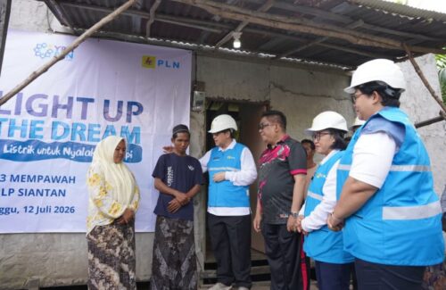 Terangi Kehidupan Warga Dhuafa, PLN Siantan Salurkan Listrik Gratis Lewat Program CSR