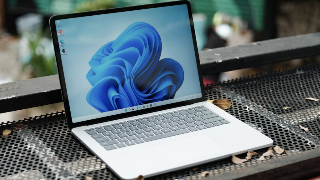 Raksasa Keamanan: Microsoft Tutup 570 Celah Rentan Windows, Termasuk 3 "Zero-Day" yang Mengintai