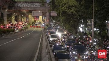 Jalan Tendean Arah Blok M Kembali Normal Pasca Insiden JPO Nyaris Roboh