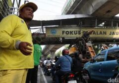 Sopir Truk Langgar Aturan, JPO Tendean Jadi Saksi Bisu Kelalaian yang Sebabkan Macet Panjang