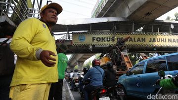 Sopir Truk Langgar Aturan, JPO Tendean Jadi Saksi Bisu Kelalaian yang Sebabkan Macet Panjang
