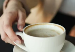 Kopi Hitam vs Kopi Susu: Mana yang Jadi Pilihan Tepat di 2026? Cek Fakta Sehatnya!