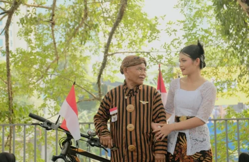 Di Usia 85 Tahun, Mien Uno Rilis Buku "Cermin Diri", Sandiaga Uno: Ibu Saya Inspirasi Terbaru 2026