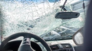 Tragedi Cipayung: Mobil Xenia Seruduk Empat Motor, Dua Pengendara Terkapar