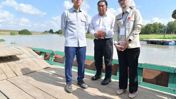 Gibran Rakabuming Berkuda Perahu Klotok, Cek Langsung Progres Jembatan Vital Lampung Timur