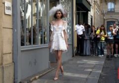 Ronald van der Kemp Ubah Limbah Jadi Couture di Jalanan Paris