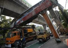 Jalan Terhambat, JPO Tendean Rugikan Miliaran Rupiah Akibat Ditabrak Truk