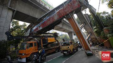 Jalan Terhambat, JPO Tendean Rugikan Miliaran Rupiah Akibat Ditabrak Truk