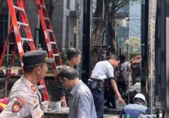 Momen Mengerikan: BYD Tabrak Kaca Gedung SCBD, Pengemudi Diduga Salah Injak Pedal