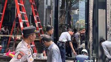 Momen Mengerikan: BYD Tabrak Kaca Gedung SCBD, Pengemudi Diduga Salah Injak Pedal