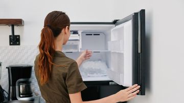 Waspada Overheating Gadget! Ahli Ingatkan Bahaya Masukkan Ponsel ke Kulkas Saat Cuaca Panas