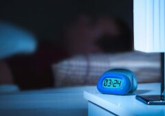 Sulit Tidur? Jangan Lirik Jam, Lakukan Ini Agar Lebih Rileks