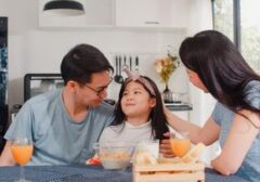 Waspada! 8 Sinyal Anda 'Terlalu Menyelimuti' Anak, Dampaknya Bisa Fatal