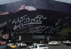 Mengejutkan Teheran: Donald Trump 'Bersemayam' di Peti Mati di Tengah Kota!