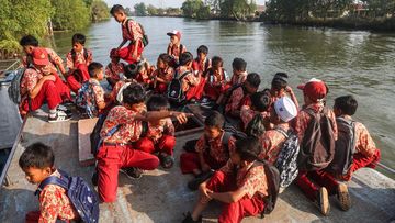 Jejak Perjuangan Pendidikan: Siswa Muara Gembong Tempuh Sungai Citarum Demi Ilmu
