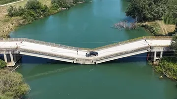 Jembatan Ambrol di Yunani Tetap Dilintasi Kendaraan, Warga Abaikan Risiko